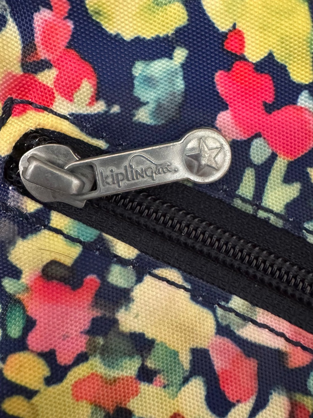 Kipling Alvar Crossbody Bag in Sweet Bouquet Adjustable strap Multi Pockets EUC - Picture 5 of 11